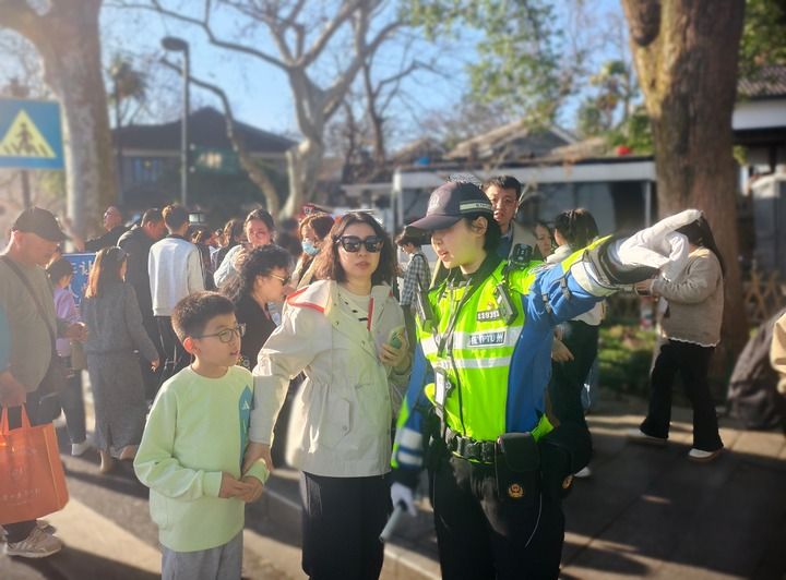 灯火映团圆 奋斗写担当——走近春节假期一线坚守者