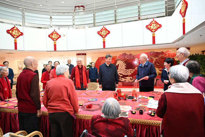 2月9日至10日，中共中央总书记、国家主席、中央军委主席习近平在北京考察并看望慰问基层干部群众。这是10日上午，习近平在西城区“吾老·新街”养老服务街区银龄老年公寓考察时，同老人们亲切交流。新华社记者 谢环驰 摄
