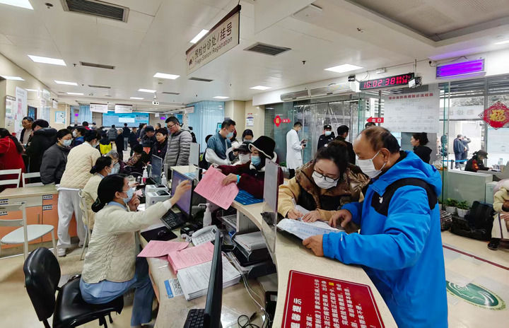 灯火映团圆 奋斗写担当——走近春节假期一线坚守者