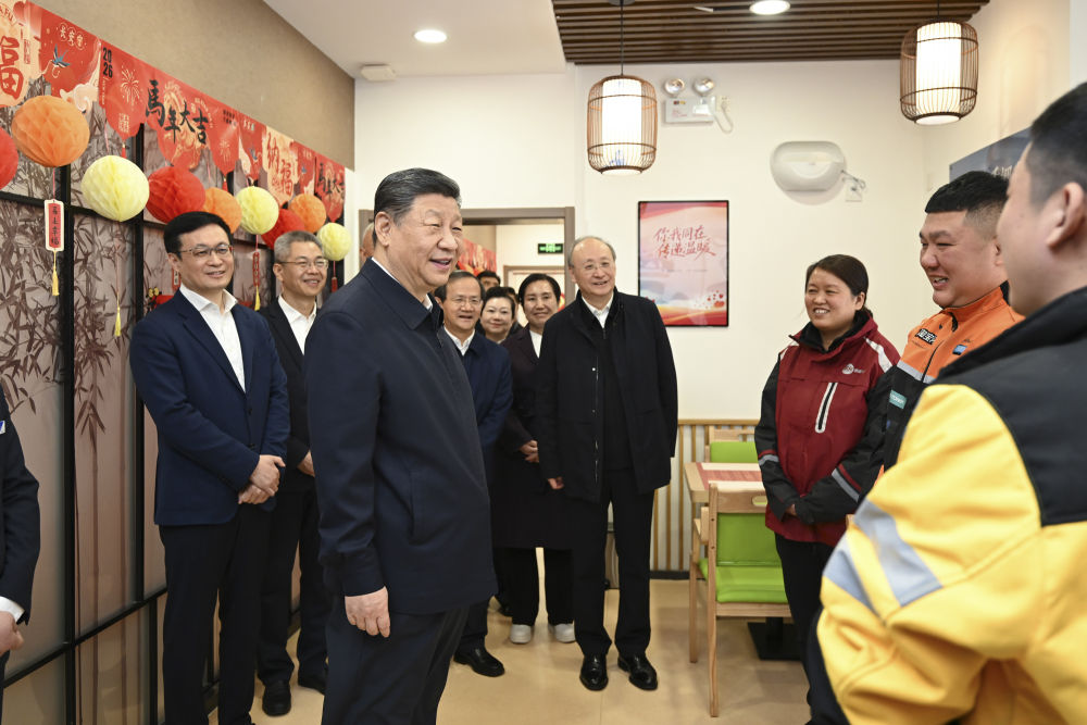 习近平亲切慰问快递小哥