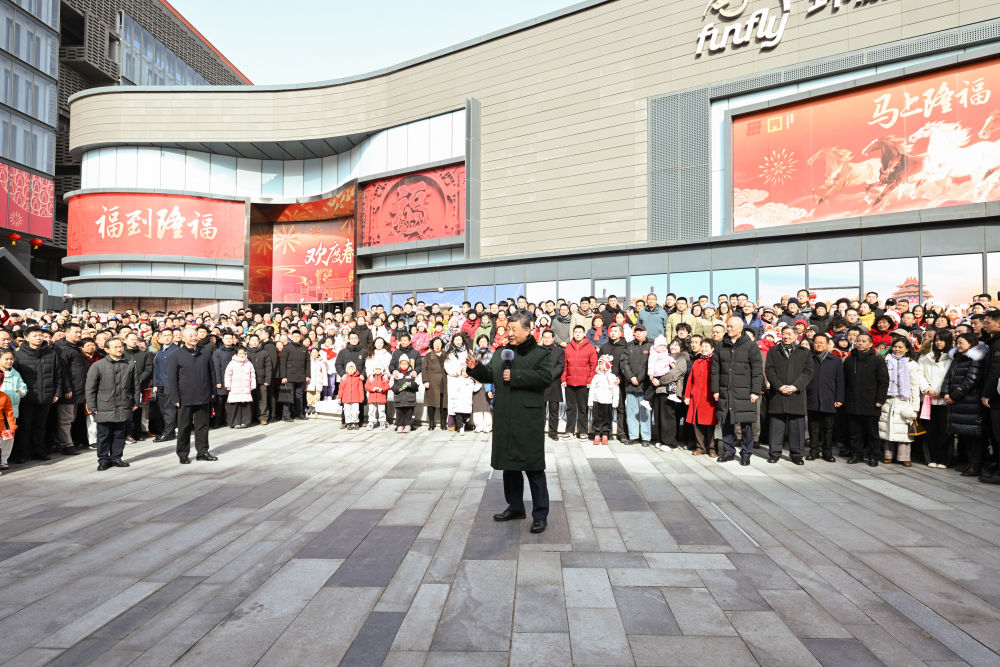 2月9日至10日，中共中央总书记、国家主席、中央军委主席习近平在北京考察并看望慰问基层干部群众。这是10日上午，习近平在东城区隆福寺街区考察时，向全国各族人民和香港同胞、澳门同胞、台湾同胞、海外侨胞致以美好的新春祝福。新华社记者 谢环驰 摄
