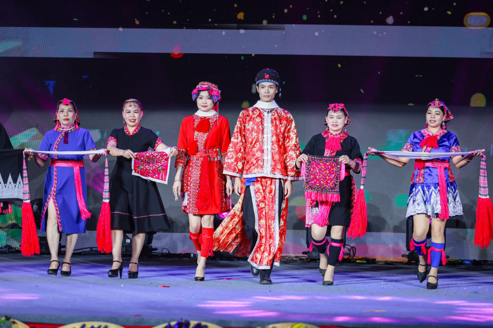 新华鲜报｜火热“村晚”！中国乡村动人年味