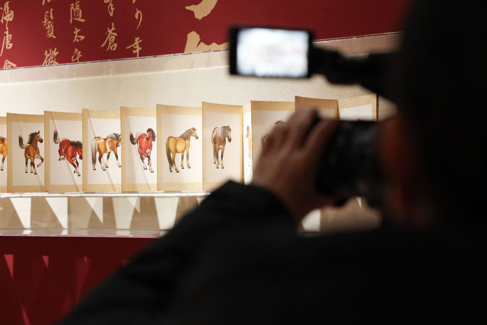 　　2月4日，媒体记者在冬奥会“中国之家”拍摄农历马年文化展示区。当地时间2月4日，米兰冬奥会“中国之家”在意大利米兰开门迎宾。新华社记者 李京 摄