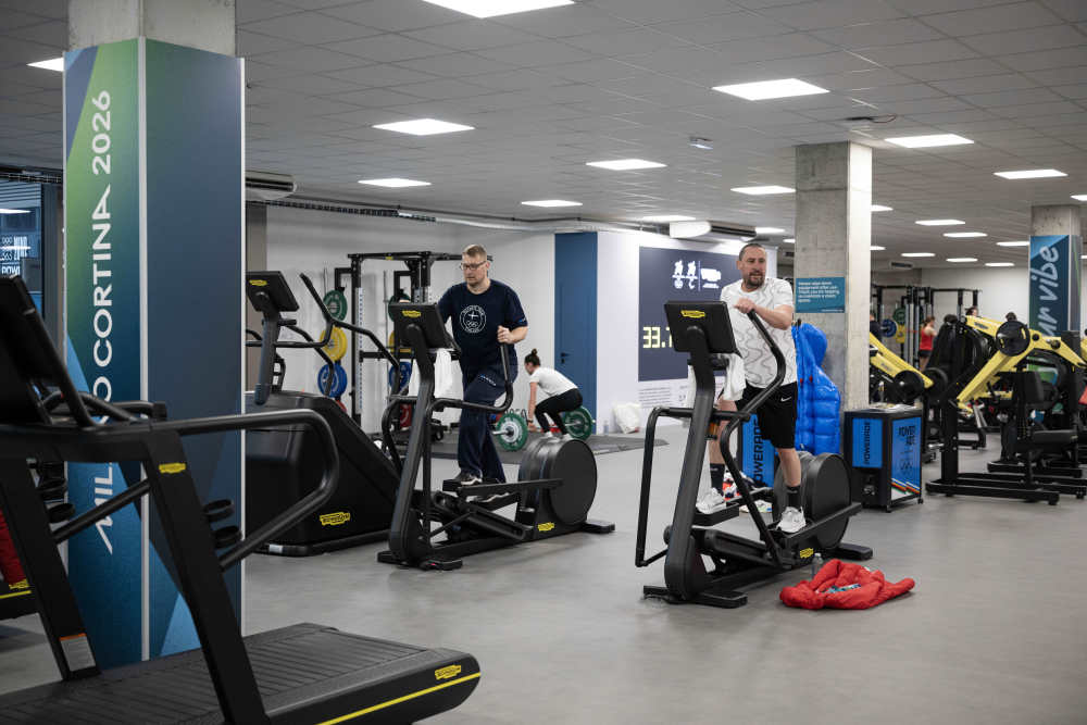 2月3日，运动员在冬奥村的健身房内锻炼。新华社记者 张豪夫 摄