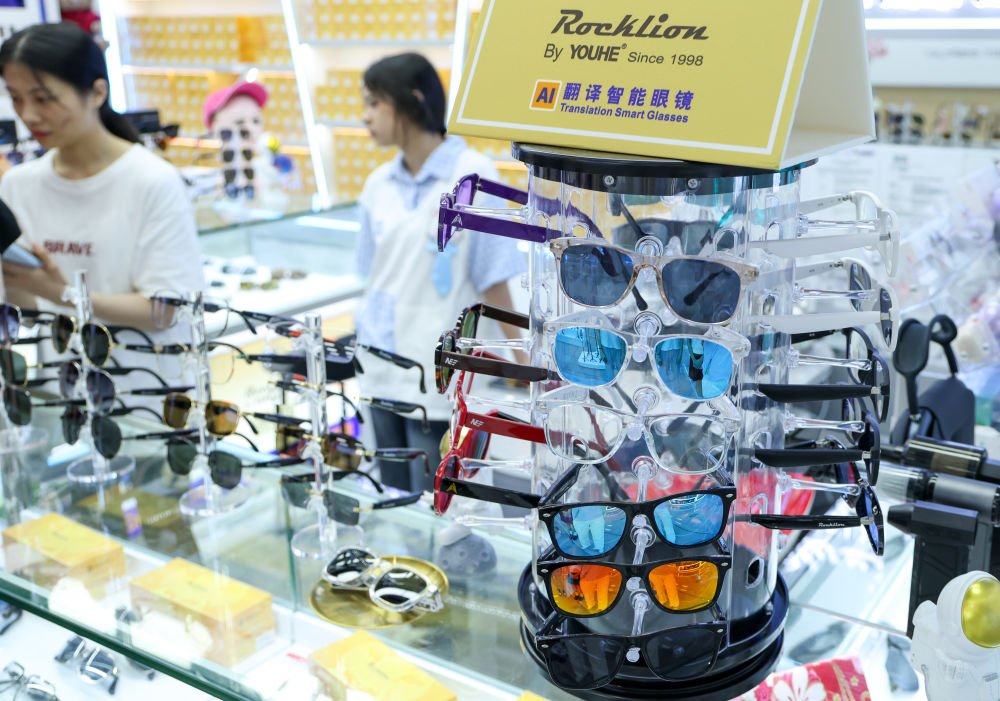 　2025年7月22日，深圳华强北一家商户的柜台上摆放着不同款式的智能眼镜。新华社记者 毛思倩 摄