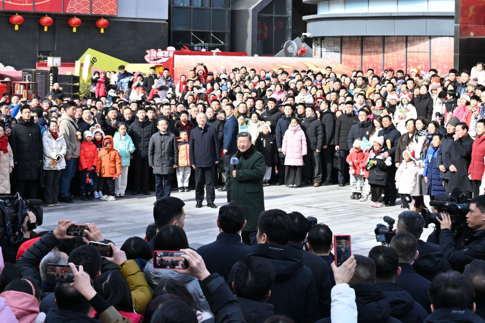 2月9日至10日，中共中央总书记、国家主席、中央军委主席习近平在北京考察并看望慰问基层干部群众。这是10日上午，习近平在东城区隆福寺街区考察时，向全国各族人民和香港同胞、澳门同胞、台湾同胞、海外侨胞致以美好的新春祝福。新华社记者 殷博古 摄