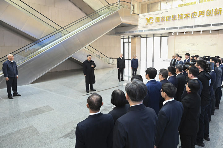 2月9日至10日，中共中央总书记、国家主席、中央军委主席习近平在北京考察并看望慰问基层干部群众。这是9日上午，习近平在位于北京亦庄的国家信创园考察时，同科研人员和科技企业负责人代表交流。新华社记者 燕雁 摄