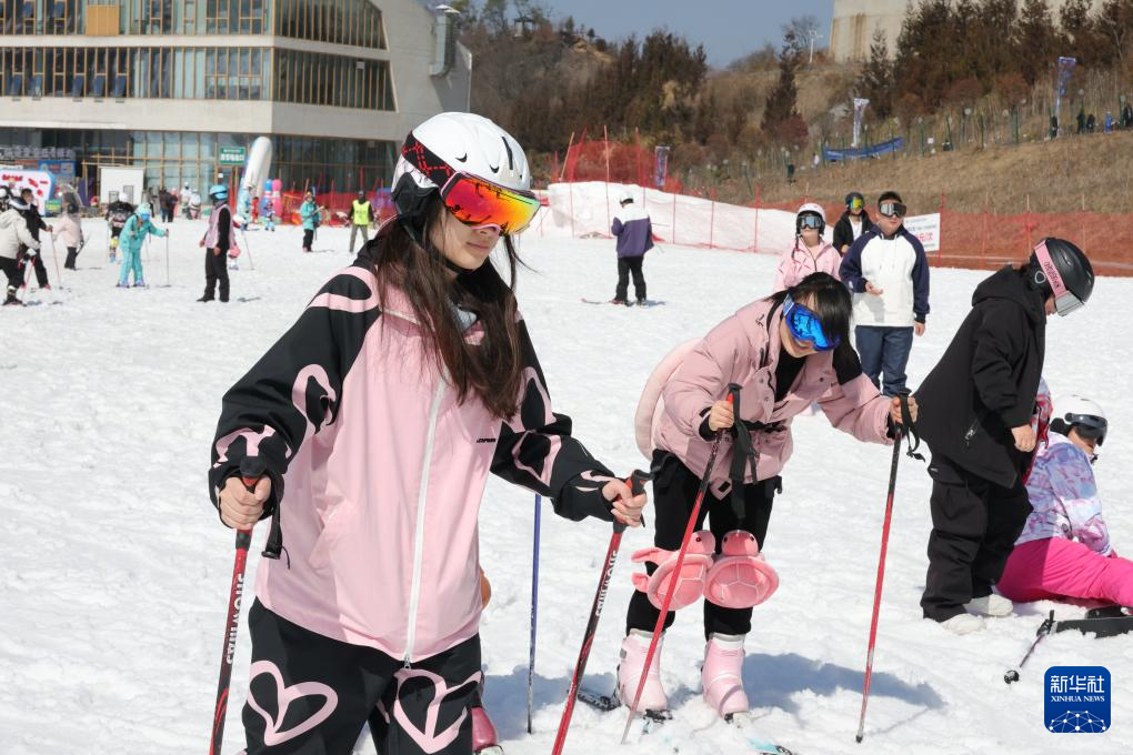 “鄂西屋脊”掀起“冰雪热”