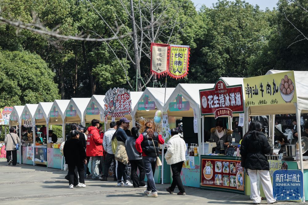 春季湖畔花海迎客来