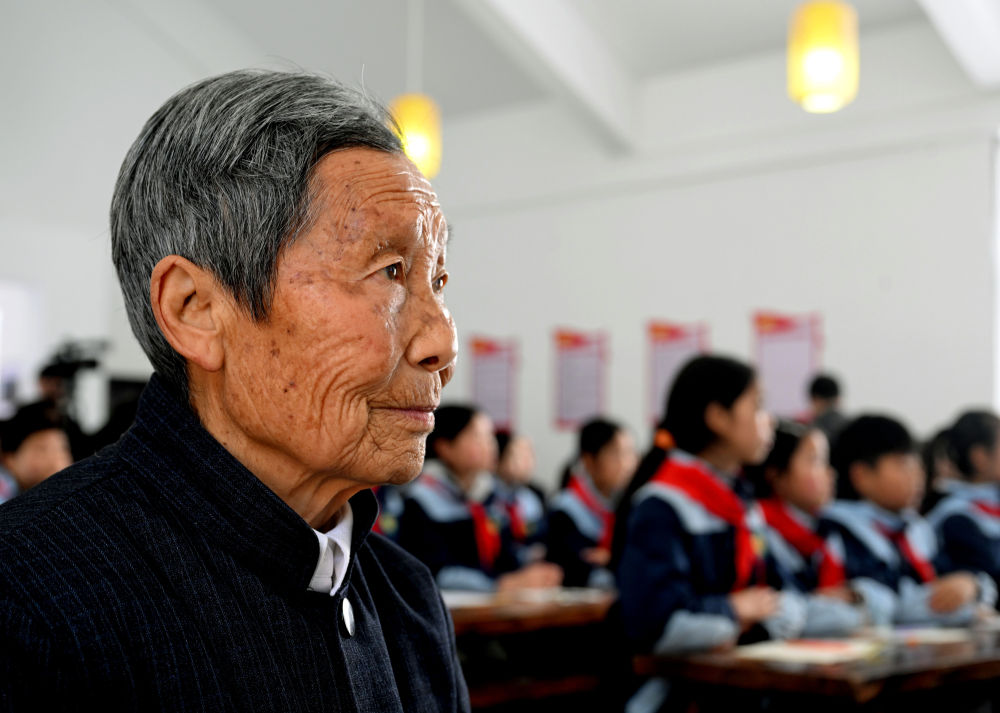 特寫：“紅軍洞”前的開學(xué)第一課