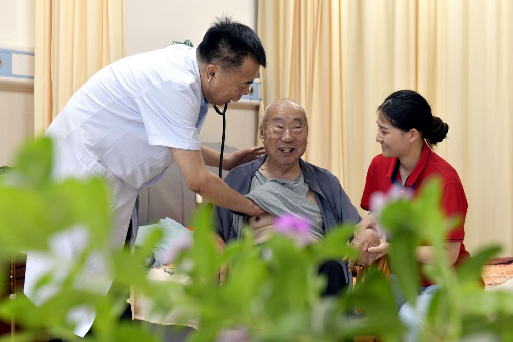 新华鲜报｜首超3万亿元！2025年医保“家底”更厚实