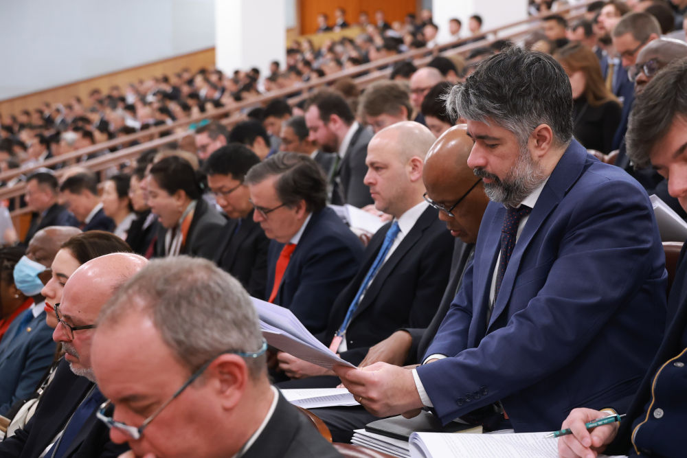 两会世界观察｜中国的民主贯穿国家治理全过程——国际人士热议中国全国两会