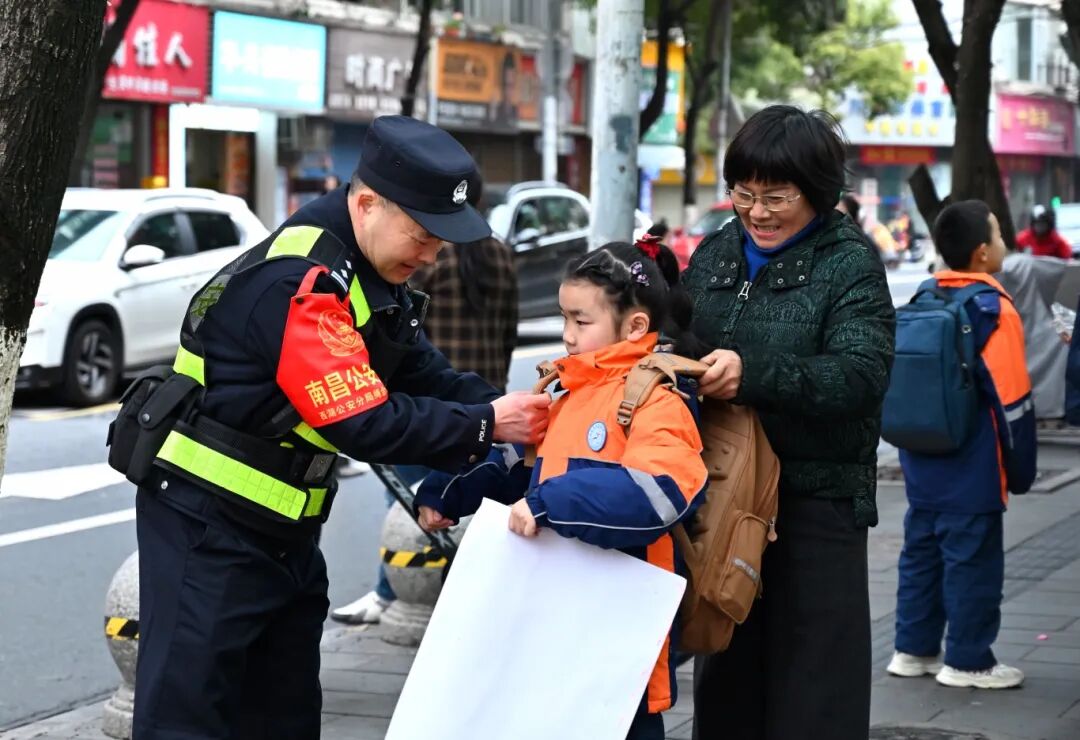 开学啦！晨光里的藏蓝守护