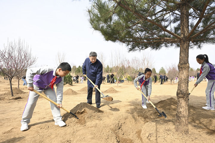 习近平在参加首都义务植树活动时强调　为山川大地增添锦绣　让中国式现代化底色更加亮丽