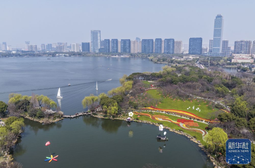 春季湖畔花海迎客来