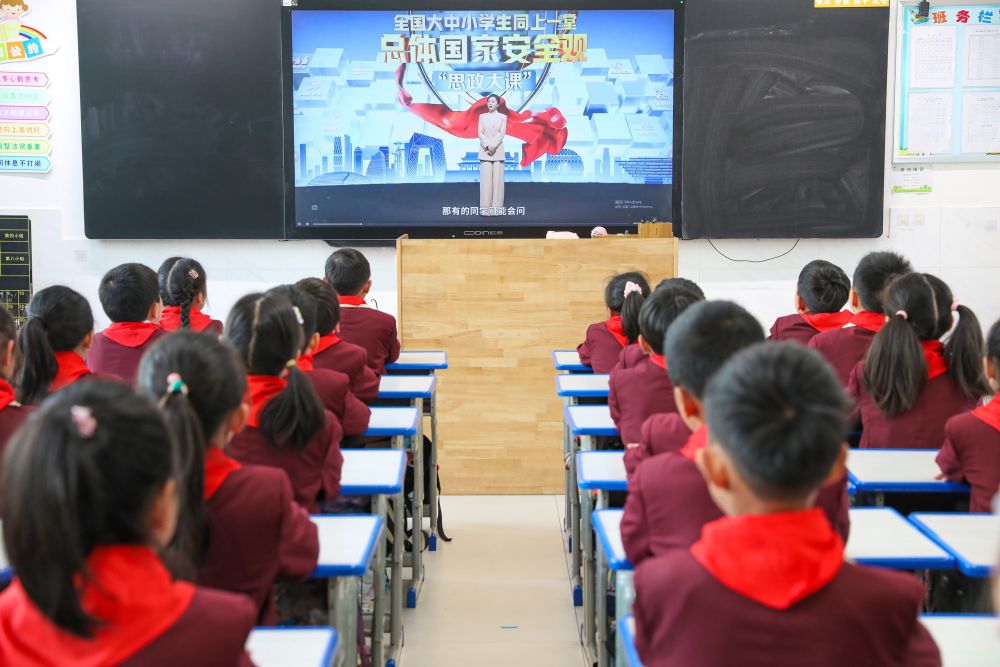 　　↑ 4月15日，在江苏省海安市南屏小学，学生在收看总体国家安全观“思政大课”。新华社发（顾彬斌摄）