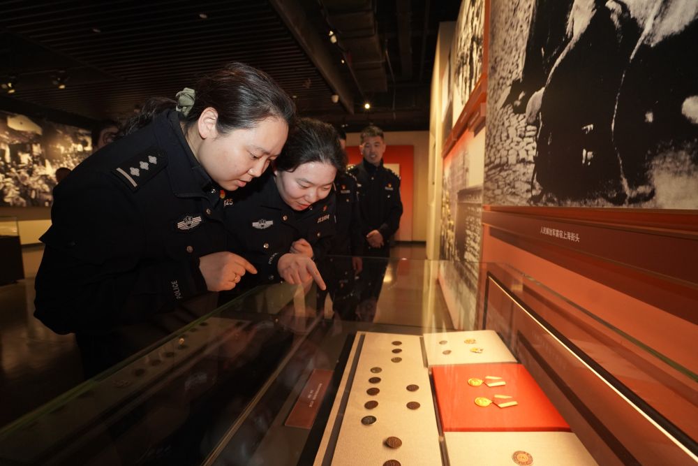 　　↑ 4月15日，南京市公安局党校学员在渡江胜利纪念馆内参观交流。新华社发（刘臻睿摄）
