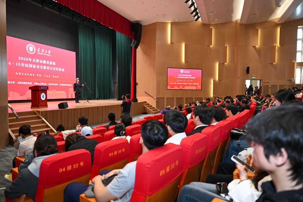 　　↑ 4月15日，在天津大学北洋园校区，天津市公安交通管理局辅警以快板形式为师生普及安全知识。新华社记者 孙凡越 摄