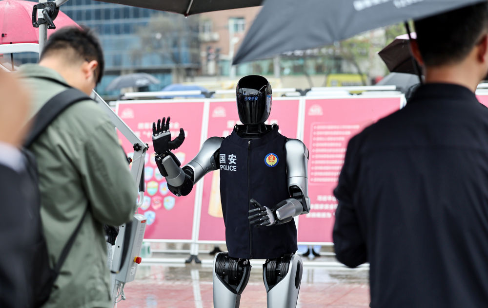 　　↑ 4月15日，在甘肃省兰州市东方红广场，机器人向群众宣讲国家安全知识。新华社发（侯崇慧摄）