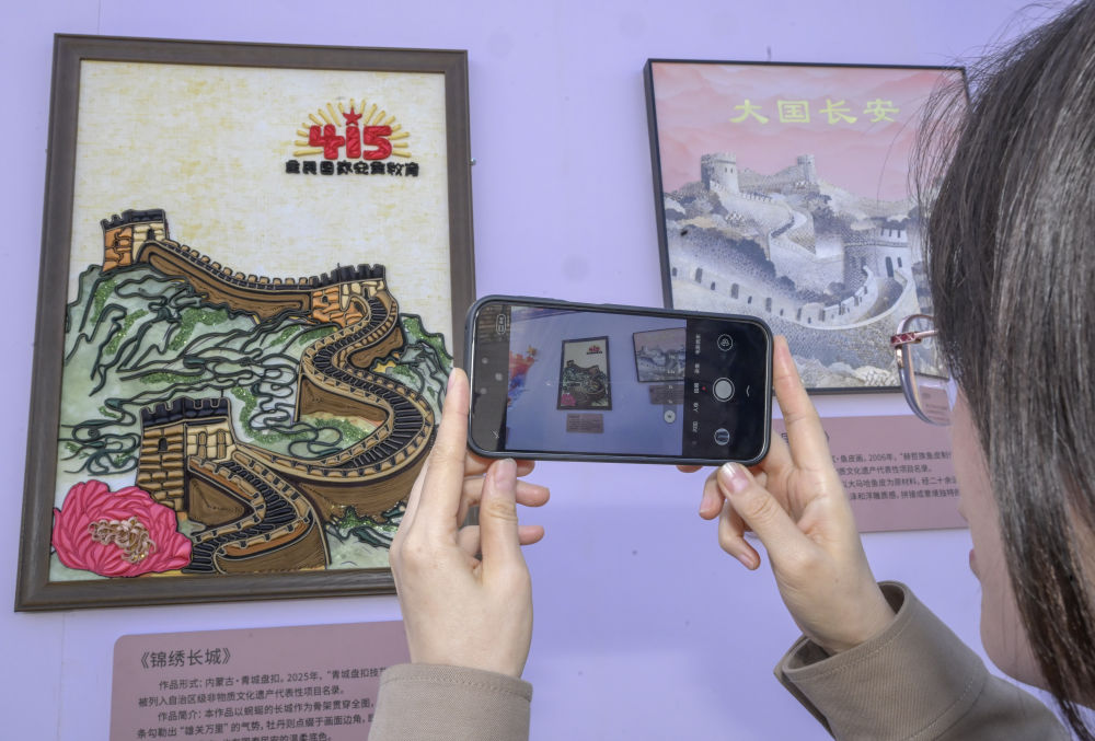 　　↑ 4月15日，观众在位于乌鲁木齐市的“国家安全长城行”主题展览上参观。新华社记者 王菲 摄