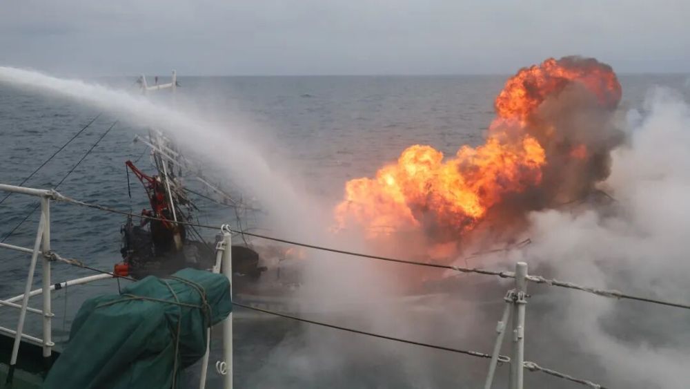 中国海警位钓鱼岛海域紧急救援中国台湾籍渔船