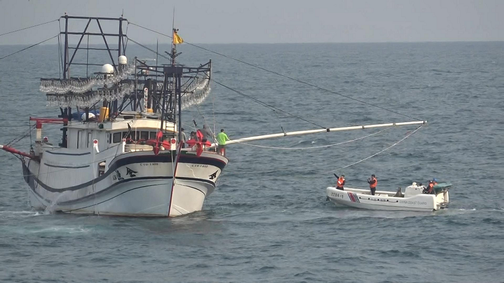 中国海警位钓鱼岛海域紧急救援中国台湾籍渔船