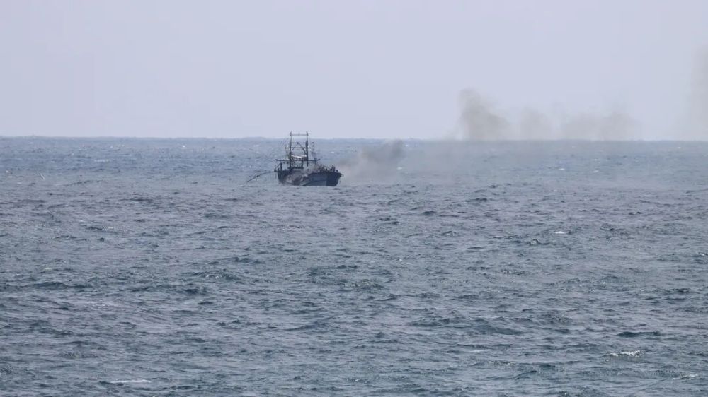 中国海警位钓鱼岛海域紧急救援中国台湾籍渔船