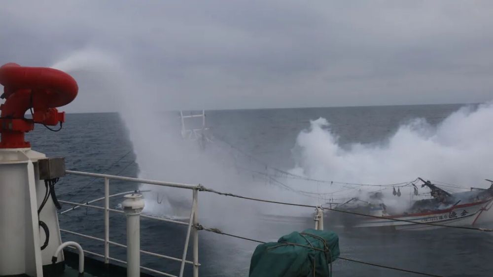 中国海警位钓鱼岛海域紧急救援中国台湾籍渔船