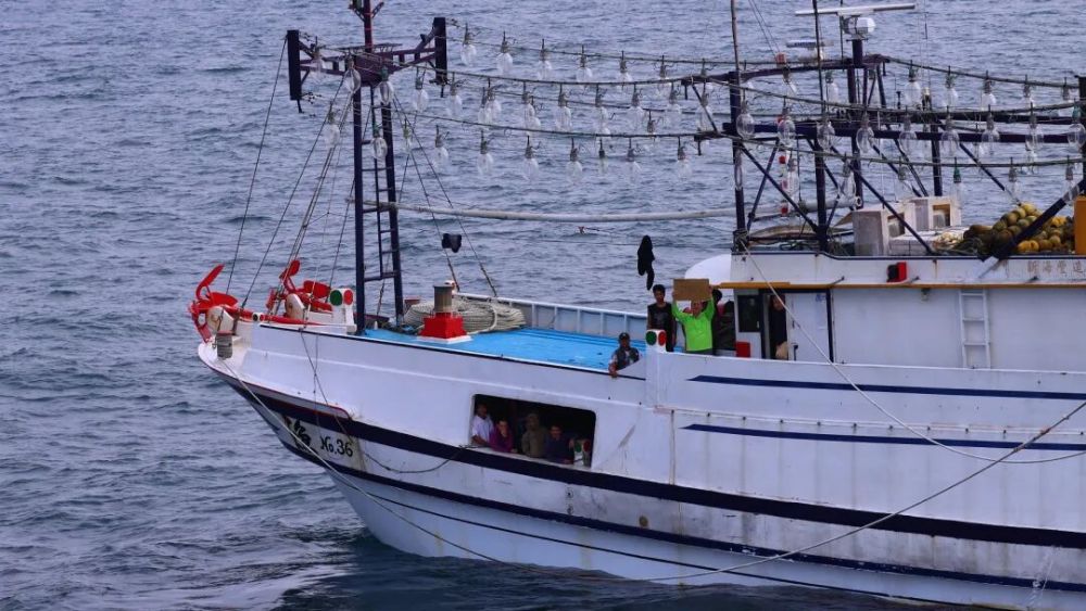 中国海警位钓鱼岛海域紧急救援中国台湾籍渔船