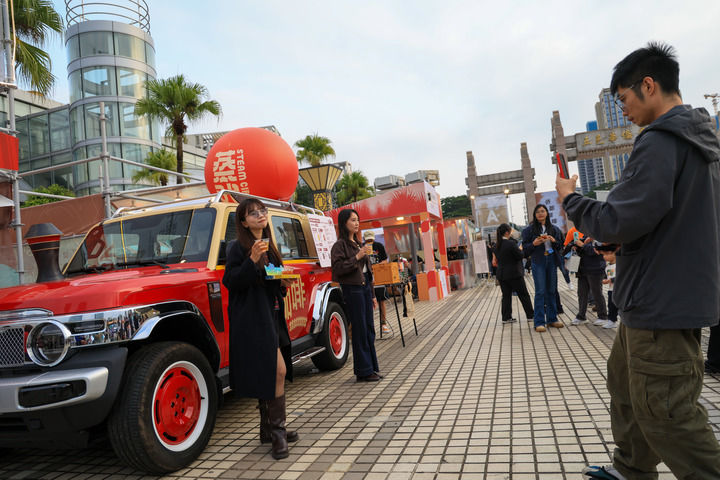 3月5日，消费者在咖啡节上打卡拍照。新华社记者毛思倩摄