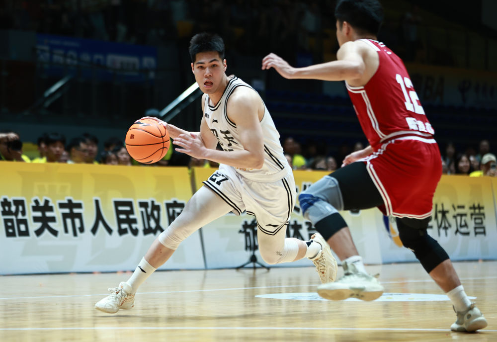 3月28日，在2026年广东省城市篮球联赛比赛中，韶关队主场73:65战胜梅州队。新华社记者 黄国保 摄