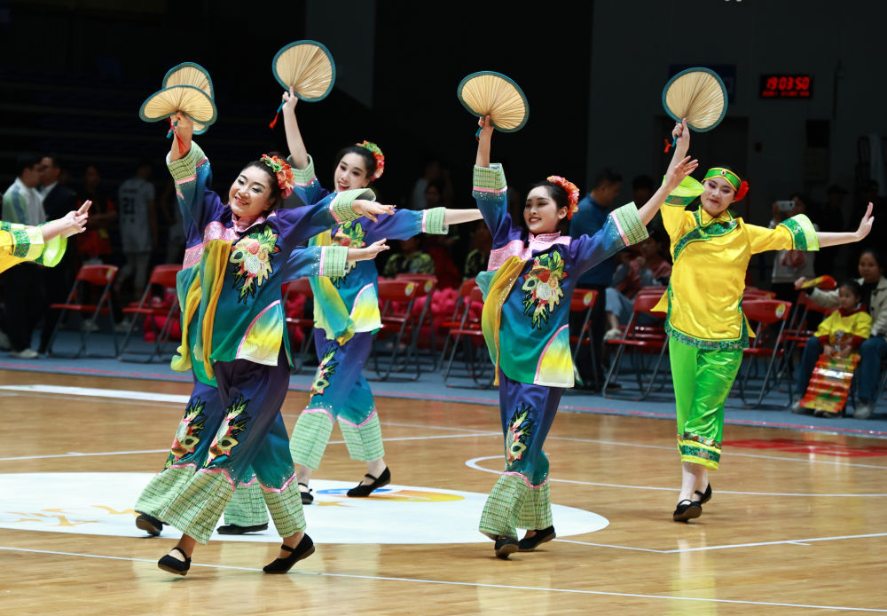 　　3月28日，在2026年广东省城市篮球联赛比赛中，韶关队主场73:65战胜梅州队。图为赛前进行的表演。新华社记者 黄国保 摄