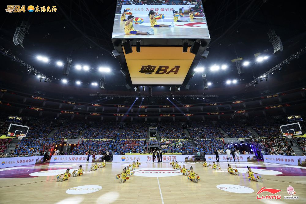 图为比赛中场休息时的现场表演