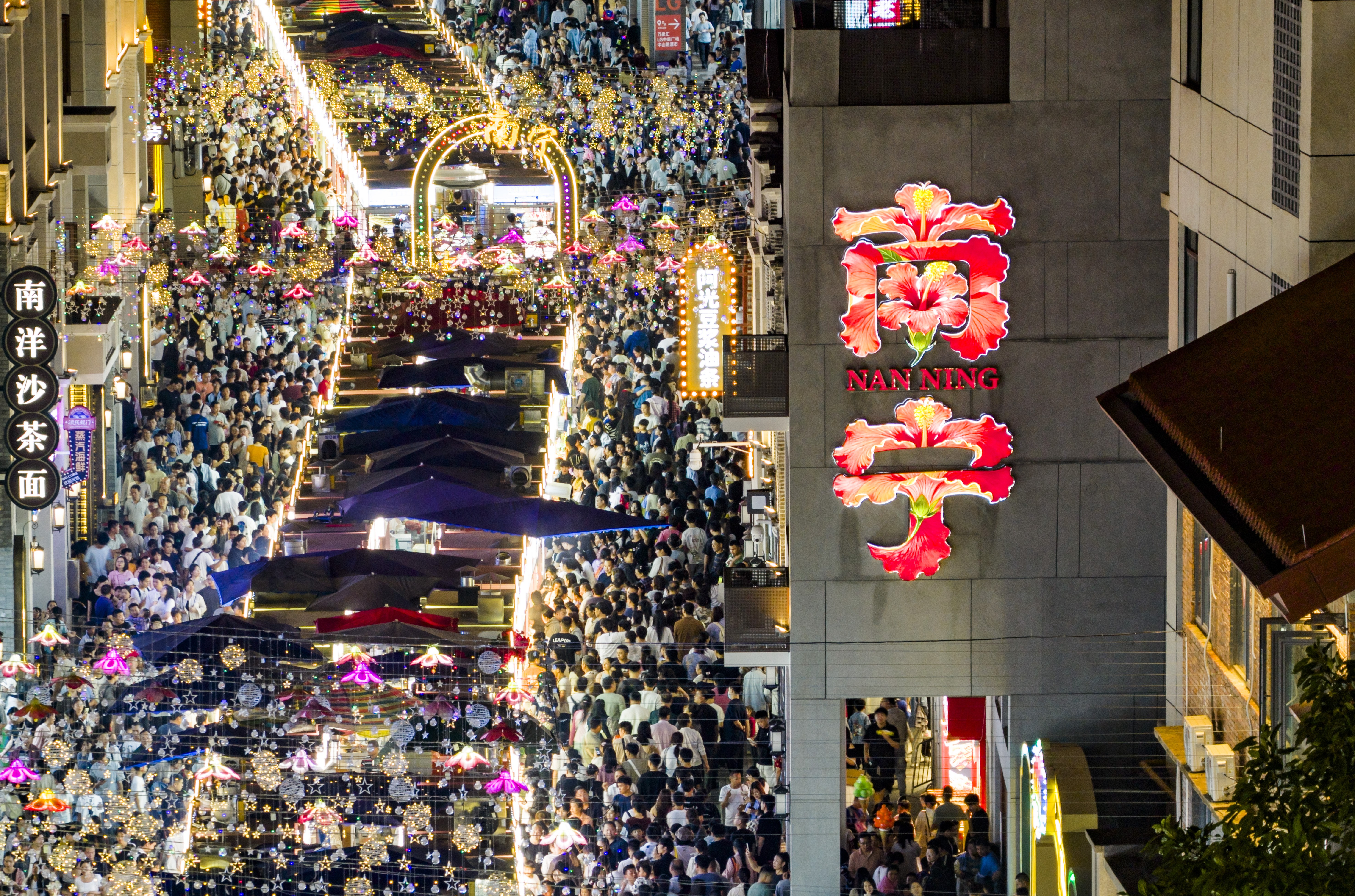 5月3日晚，游客在南宁市中山路历史文化街区游览（无人机照片）。费新新华社发（刘峥摄）