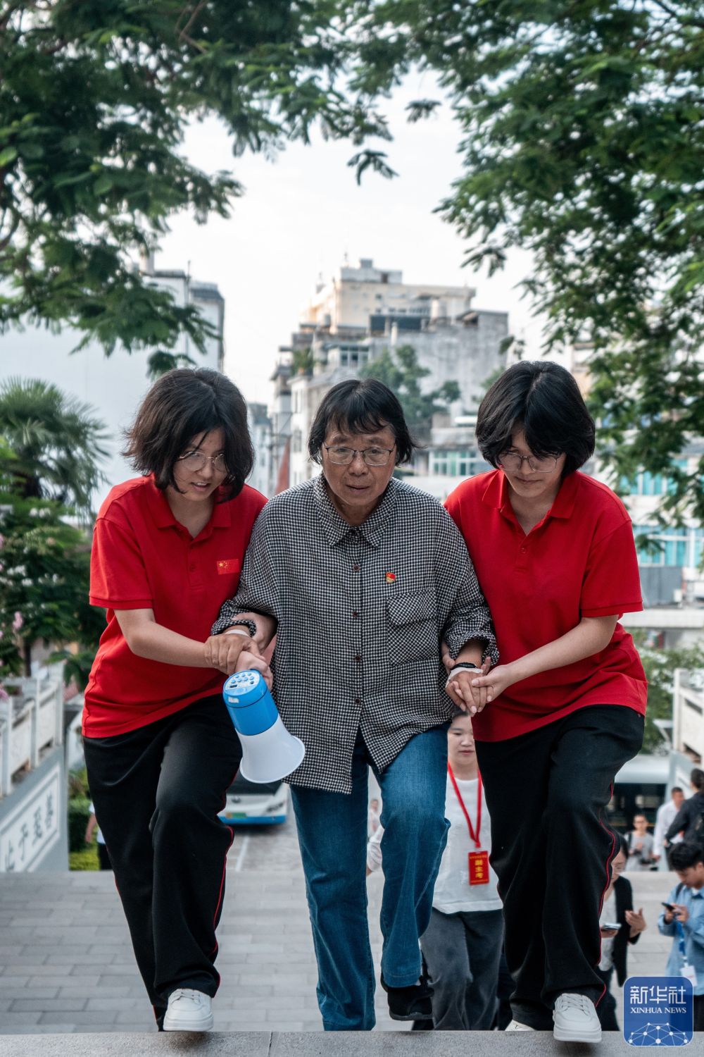 张桂梅校长连续16年送考
