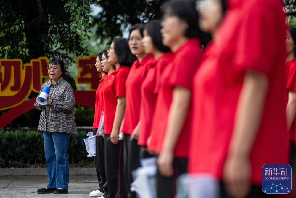 张桂梅校长连续16年送考