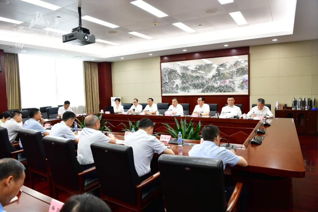 陈永奇主持省委政法委理论学习中心组集体学习