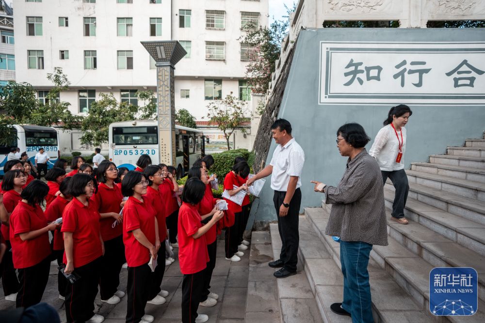 张桂梅校长连续16年送考