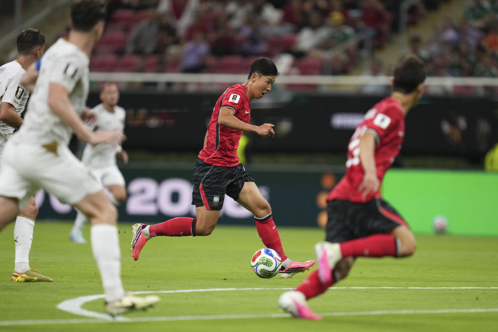 6月11日，韩国队球员孙兴慜（右二）在对阵捷克队的比赛中。新华社发（马丁·萨巴拉摄）