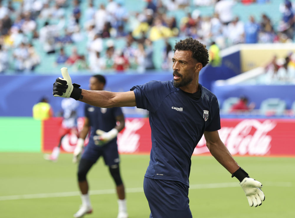 6月21日，佛得角队门将沃津尼亚赛前热身。新华社记者 张晨 摄