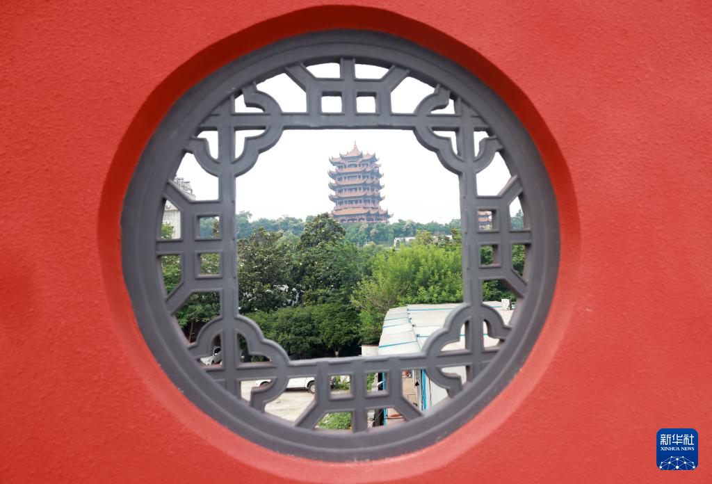 湖北武汉：黄鹤楼新红墙亮相