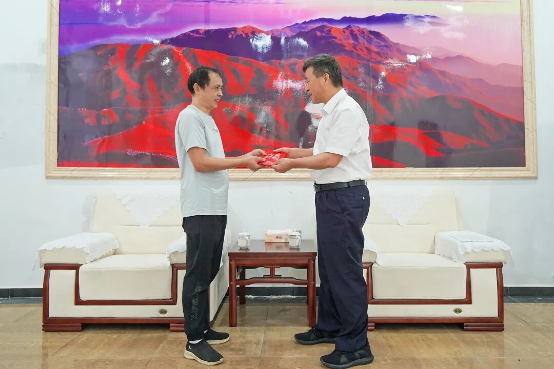 龚惠民开展“七一”走访慰问活动