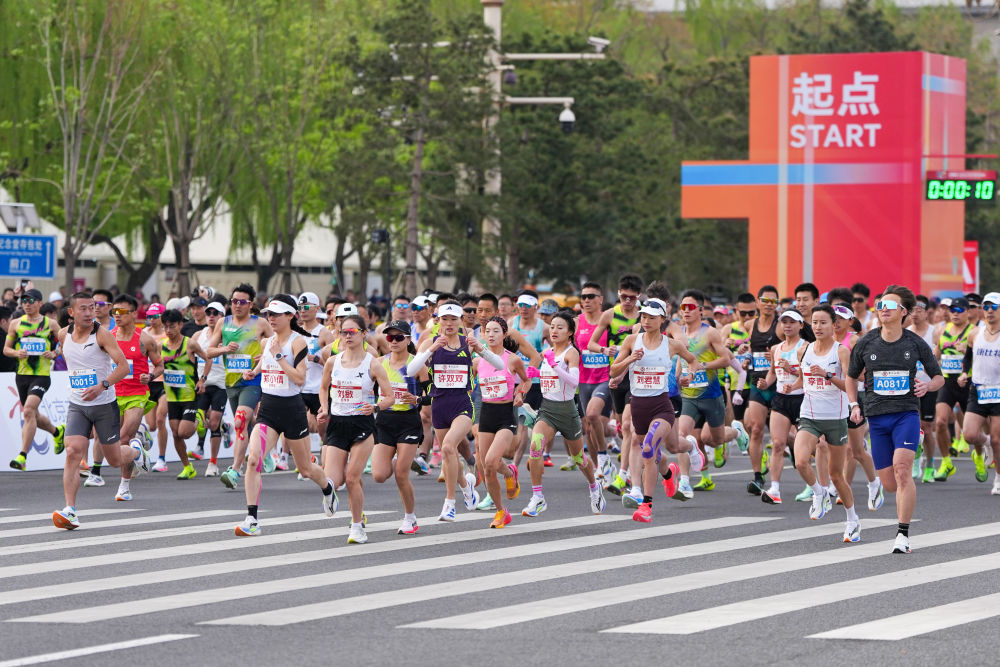 图为2026北京半程马拉松赛现场。新华社记者 鞠焕宗 摄
