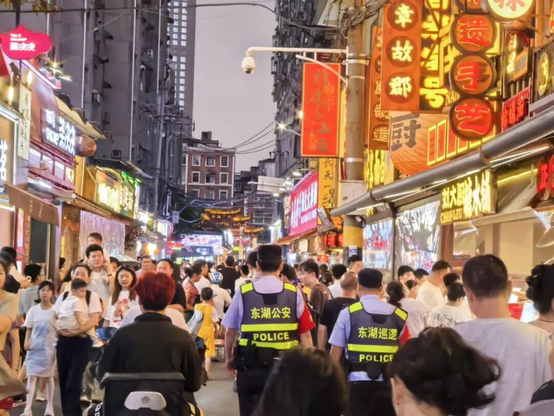 警灯熠熠护赣鄱 夏夜行动再发力