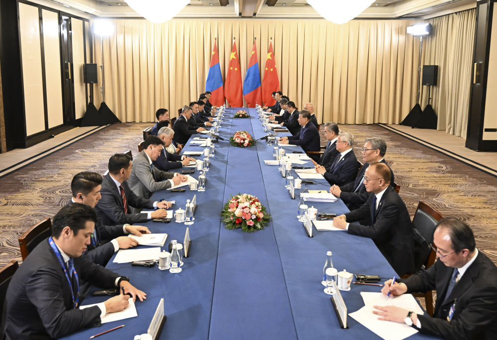 当地时间8月31日下午,国家主席习近平在比什凯克出席2026年上海合作组织峰会期间会见蒙古国总统呼日勒苏赫。新华社记者 李响 摄