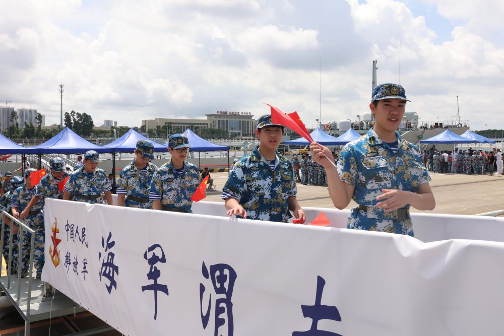 ↑这是港澳青少年登上渭南舰。