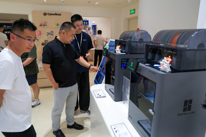 在位于深圳的拓竹旗舰店,顾客了解不同型号的3D打印机(2026年6月3日摄)。新华社记者 毛思倩 摄