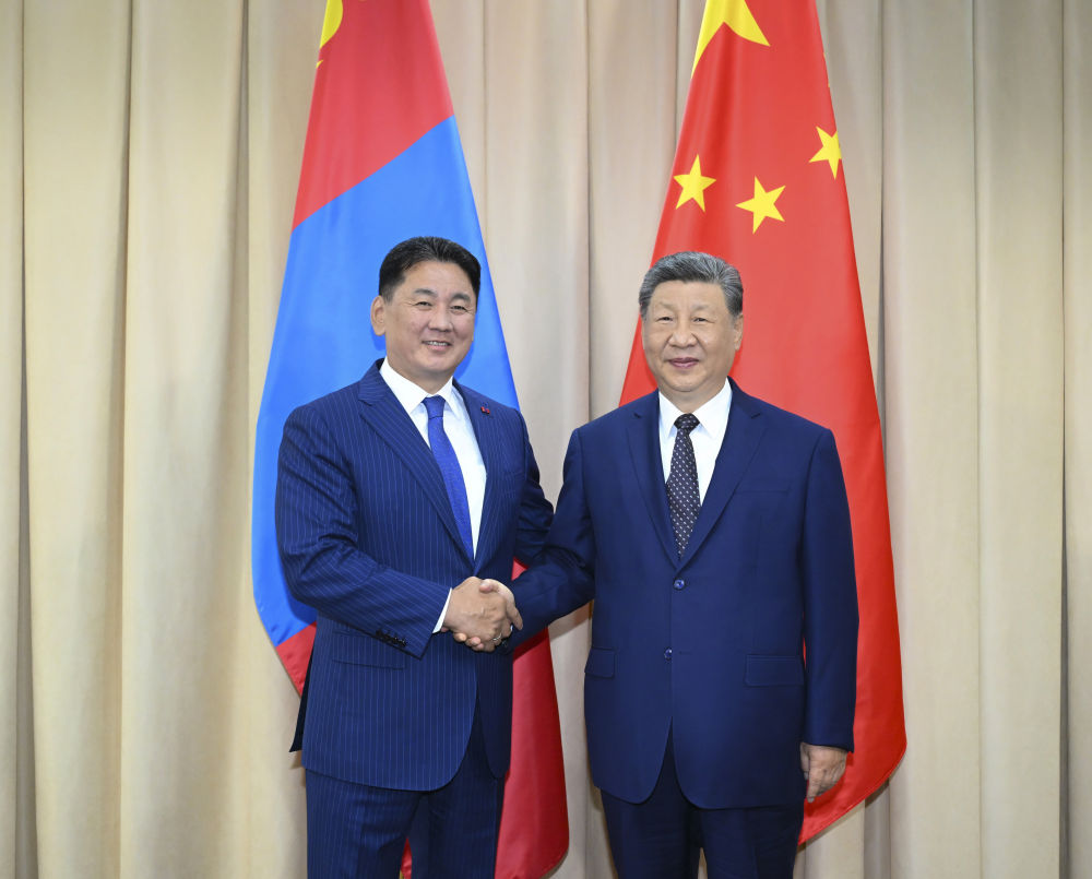 当地时间8月31日下午,国家主席习近平在比什凯克出席2026年上海合作组织峰会期间会见蒙古国总统呼日勒苏赫。新华社记者 燕雁 摄