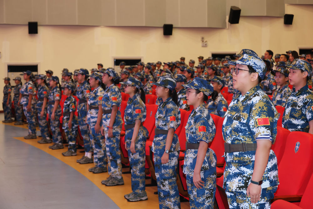 ↑这是港澳青少年参加开营仪式时唱国歌。