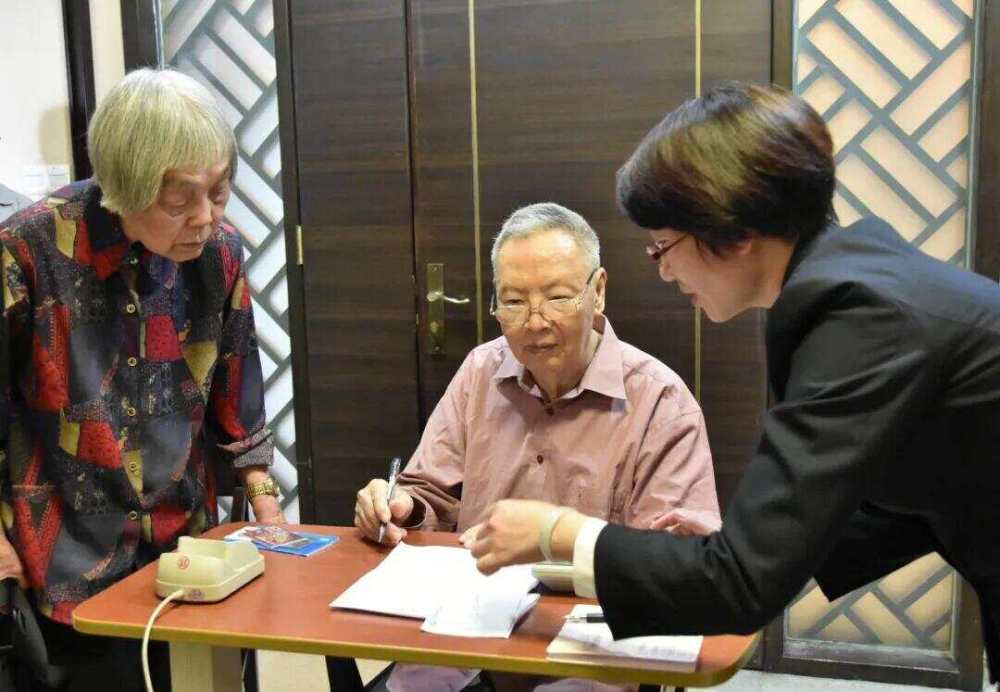 　　2017年，卢永根、徐雪宾夫妇二人签字捐赠880余万元；近年来，在他的带动下，华农专家教授捐资助学蔚然成风。